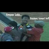 sepakbola-indonesia-kembali-tercoreng-adu-jotos-laga-persipura-vs-arema