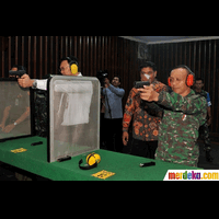 manusia-berbahaya-ahok-latihan-menembak-di-markas-kostrad