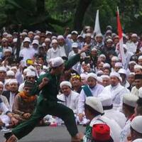 lihat-anjing-pelacak-polisi-di-balai-kota-pesilat-fpi-menyingkir