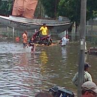 kendaraan-aneh-yang-biasa-orang-indonesia-pakai-di-saat-banjiran