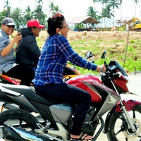 berita-ibu-susi-gokilmenteri-susi-tunggangi-sepeda-motor-tanpa-helm-di-berau