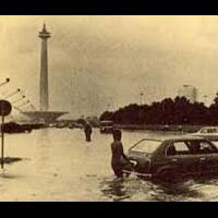 ngak-susah2-amat-ngurus-jakartaada-genangan-jl-raya-bogor-di-kramajati-macet-1-km