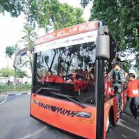 yang-lain-ribut-bbm-naik-arek-its-bikin-bus-listrik-surabaya