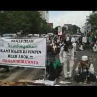 demonstran-penolak-ahok-parkir-sembarangan-mobil-derek-menginta