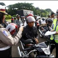 polisi-setidaknya-gambaran-sampah-masyarakat-indonesia