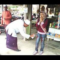 sanksi-semprotan-cat-untuk-wanita-aceh-bercelana-ketat