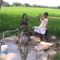 saat-sumur-masih-menggunakan-pompa-tangan-dan-timba-serba-manual