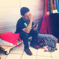 foto-mengharukan-kaum-pria-yang-menunggu-pasangannya-belanja