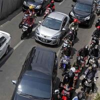 pengendara-motor-harusnya-mobil-pribadi-yang-dibatasi-bener-juga-ya