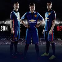 gadis-kecil-3-tahun-fans-mu-menangis-memakai-seragam-sekolah-biru