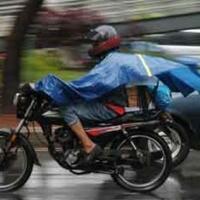 inilah-yg-gw-lihat-saat-orang-pake-jas-hujan