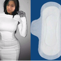 hot-hanya-memakai-pembalut-cewe-ini-bikin-heboh-warga-gan