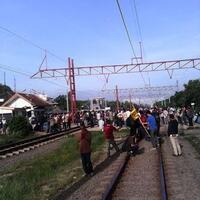 tak-dapat-tiket-penumpang-demo-tutup-rel-kereta-di-stasiun-tambun
