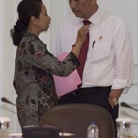 b4ngbr0scom-momen-mesra-menteri-rini-dengan-luhut-di-sidang-kabinet