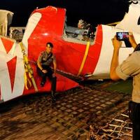 anggota-polri-manfaatkan-ekor-airasia-untuk-berfoto
