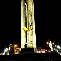 indahnya-alun-alun-kota-di-indonesia