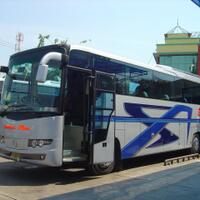 sekarang-eranya-bus-bersumbu-tiga-triple-axle-di-indonesia
