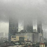 awan-mirip-dementor--makan--atap-gedung-jakarta-saat-hujan