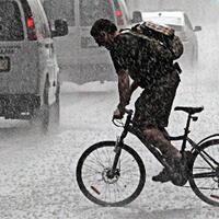 safety-ber-gowes-ria-disaat-hujan-dan-banjir-2015