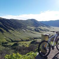 carper-mengitari-kaldera-lautan-pasir-dan-kawah-bromo