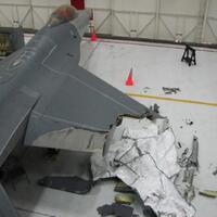 pesawat-f-16c-usaf-mendarat-dengan-setengah-sayap-kanan-putus