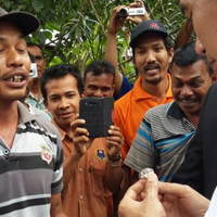 hot-news--jokowi-tiba-tiba-berhenti-di-pinggir-jalan-dan