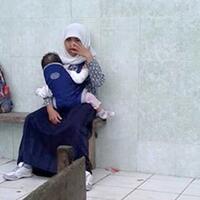bapak-main-judi-foto-siswi-mi-sekolah-sambil-asuh-adik-bikin-iba