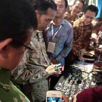 lihat-pameran-di-parkir-timur-jokowi-kaget-harga-cincin-batu-bacan-rp-25-juta