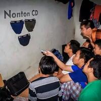 bustedcowok-gak-tau-malu-nonton-cd-rame-rame