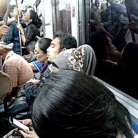 ayo-kimpoiin-ini-dia-2-pelaku-penumpang-yg-ciuman-dan-gesek2-kelamin-di-krl