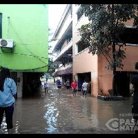 waspadalah--kali-pesanggrahan-meluap-pasar-cipulir-terendam-50-cm