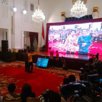 kisah-nyata-ketika-reza-rahadian-todong-jokowi-selfie-di-dalam-istana-negara