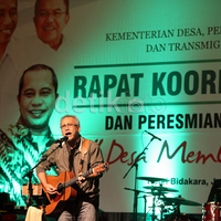 iwan-fals-hibur-kepala-daerah-se-indonesia-gan
