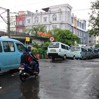 ngetem--cuek-menghalangi-jalan-krl-kaca-angkot-m-44-tebet-dipecahkan