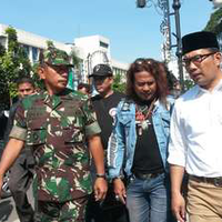 wow-ridwan-kamil-tunjuk-kang-komar--preman-pensiun--jadi-duta-gotong-royong-kaa