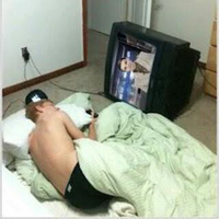 cara-unik-nonton-tv-sambil-tiduran