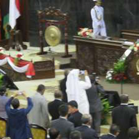 masuk-gedung-nusantara-jokowi-disambut-tepuk-tangan-delegasi-parlemen-asia-afrika
