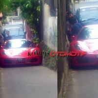 ferrari-kevin-vieratalle-quotnyangkutquot-di-gang-sempit