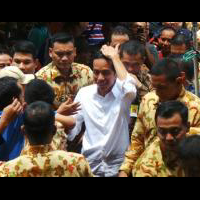 hebohnya-aksi-jokowi-bagi-bagi-kaus-dan-buku