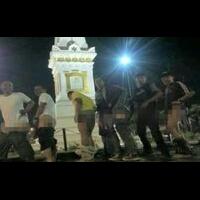 parah-enam-pemuda-perlihatkan-celana-dalam-di-tugu-jogja