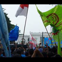 hari-buruh--presiden-jokowi-di-ngawi-buruh-banjiri-istana