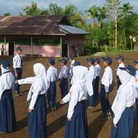 pertama-kali-siswa-sekolah-gratis-yang-dibangun-seorang-petani-ikut-un