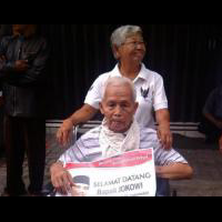 cerita-kakek-76thn-rela-berpanas2an-di-atas-kursi-roda-demi-jokowi
