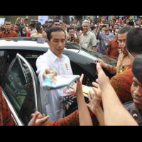 jokowi--ada-empat-presiden-di-sini-yang-asli-cuma-saya