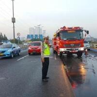 kecelakaan-truk-berisi-asam-sulfat-di-tol-bandara-soetta