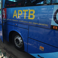 pekan-depan-ahok-larang-aptb-melintas-di-jalur-transjakarta