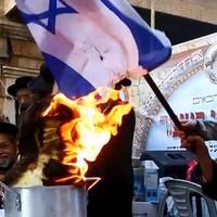 umat-yahudi-anti-zionis-sedunia-ramai-ramai-bakar-bendera-israel