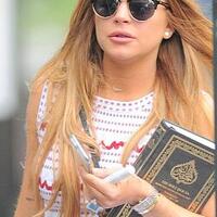kepergok-bawa-al-quran-lindsay-lohan-mualaf