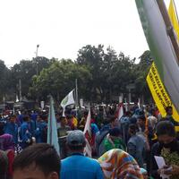 pendemo-makin-ramai-jalan-medan-merdeka-utara-ditutup