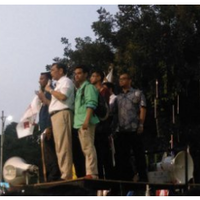 siapa-presidennyat-luhut-bacakan-tuntutan-pendemo-di-atas-mobil-komando